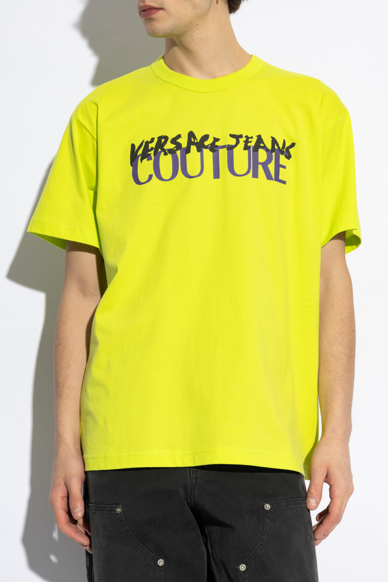 Tシャツ・カットソー VERSACE JEANS COUTURE Men T-shirt Green 78GAHE06CJ00E 166 Neon T-shirt with printed logo Versace Jeans Couture